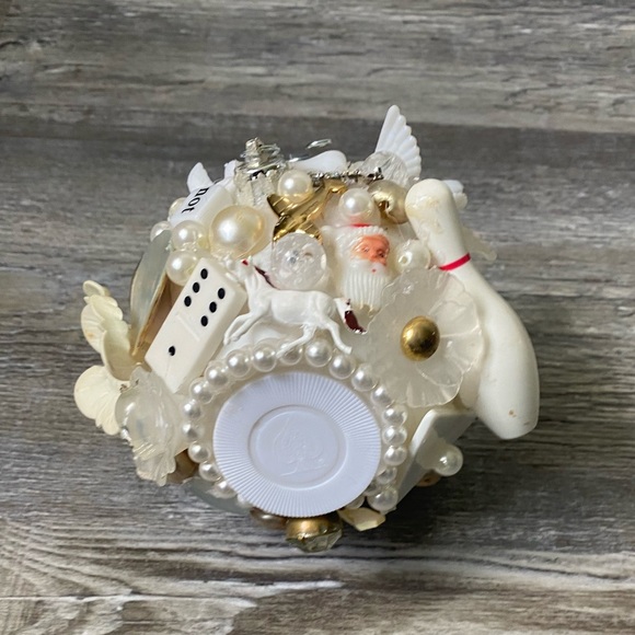 One of a kind white ornament - Picture 5 of 17